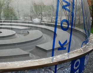 Mozartkugel, Acrylglas, Installation, Hohlkugel